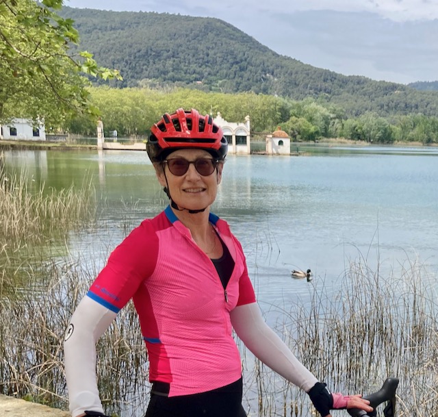 Rider with bike at lake in Banyoles